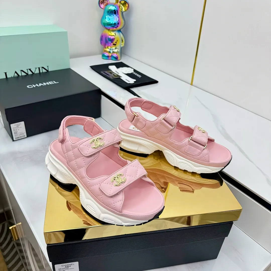 👟👟Ex-factory price 660👟👟 Top version... Chanel｜Chanel Xiaoxiang Velcro Beach Slippers Slippers Casual Beach Shoes 25ss Spring and Summer New Style! Beach shoes are a hit all over the internet! The latest model from the counter, I am still willing to buy it on my feet. It must be ranked among the most popular models. It is invincible in all seasons. Various bloggers and Internet celebrities can see the matching styles. Highly recommended. Pearlescent sheepskin upper, sheepskin lining, suede for the feet. Original open-molded TPU outsole size: 35-40 (customized for 40 and 41). Full set of original packaging 👉 👉